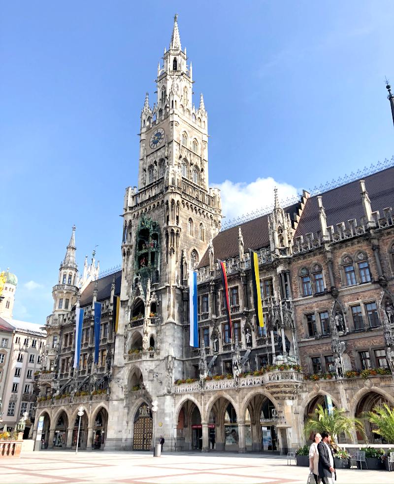 The empty Marianplatz town square